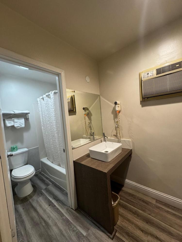 King Room - Non-Smoking interior